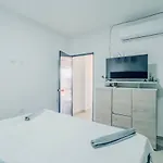 Apartamentos El Mochilero Frente A La Playa Piso 1 Apto 2